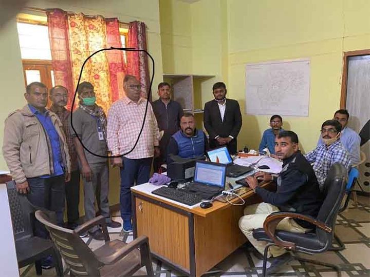 बाड़मेर जिले की गुड़ामालानी तहसील के एसडीएम सुनील कटेवा व उनके ड्राइवर दुर्गाराम (गोले में) को एसीबी ने दस हजार रुपए की रिश्वत लेते गिरफ्तार कर लिया। - Dainik Bhaskar