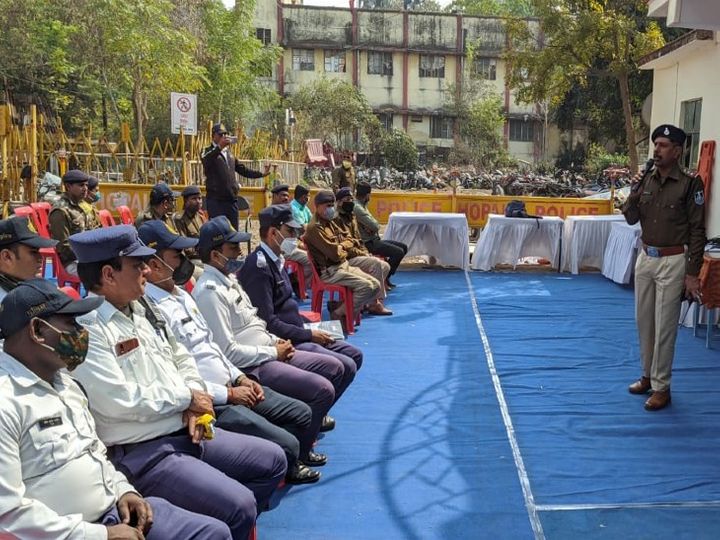 यातायात पुलिस थाना में ट्रैफिक पुलिस के जवान फर्स्ट एड की ट्रेनिंग के दौरान। - Dainik Bhaskar