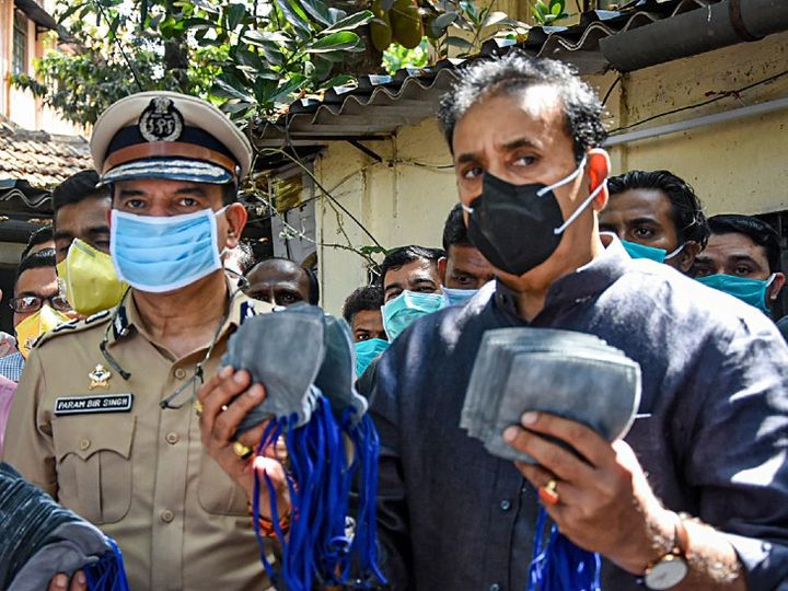 अनिल देशमुख की यह तस्वीर तब की है जब वे पुलिसकर्मियों को मास्क बांट रहे थे-फाइल फोटो। - Dainik Bhaskar