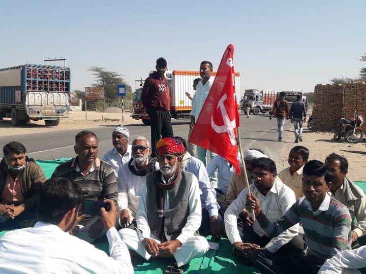 बीकानेर के श्रीडूंगरगढ़ में विधायक गिरधारी महिया बीच सड़क पर धरना देते हुए। फोटो : विनोद शर्मा - Dainik Bhaskar