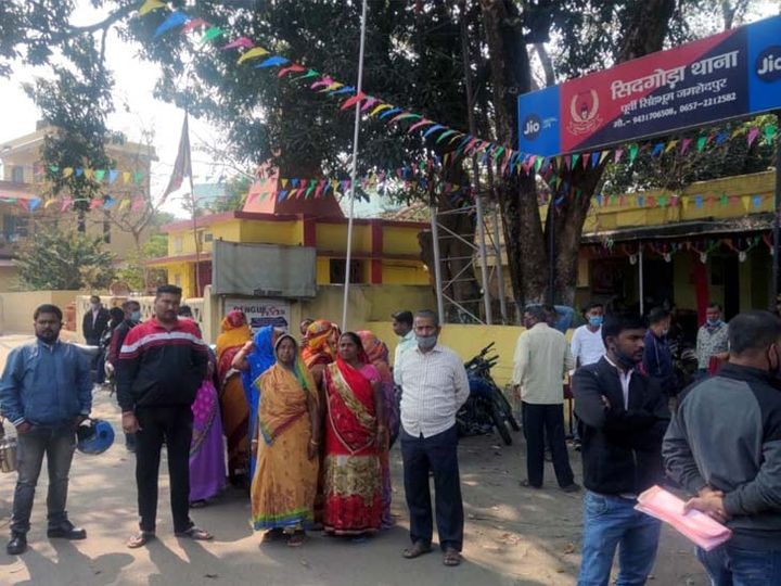 Family standing outside the police station.  - Dainik Bhaskar