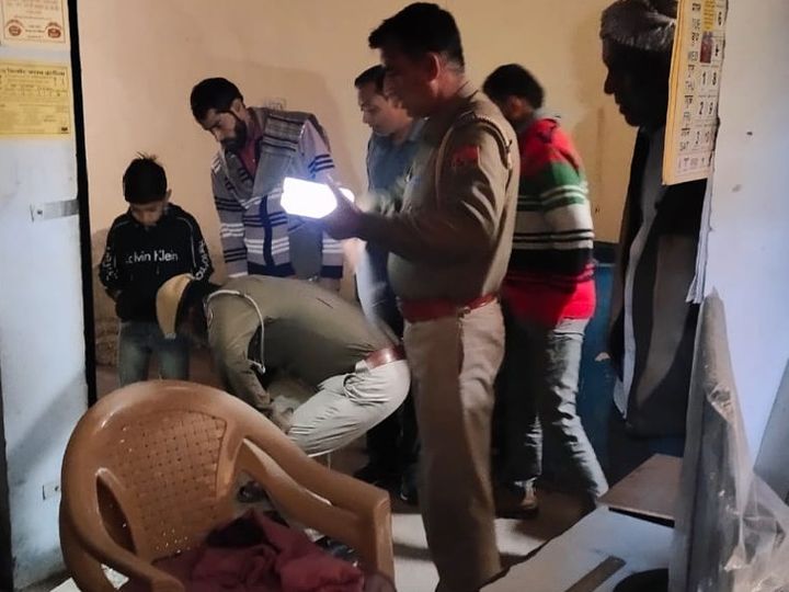 घटनास्थल की जांच करने पहुंची पुलिस। - Dainik Bhaskar