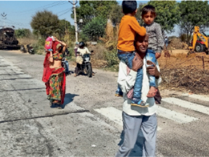 किसान आंदोलन 3 घंटे तक 50 जगह किसानों ने टोल और सड़कों पर लगाया जाम, हजारों वाहन फंसे