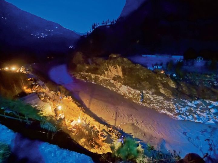 तस्वीर चमोली जिले के तपोवन पावर प्रोजेक्ट स्थल की है। सोमवार को दिन ढलने पर बिजली की रोशनी में रेस्क्यू ऑपरेशन चलाया गया। यहां टनल में 35 मजदूरों के फसे होने की आशंका है। - Dainik Bhaskar