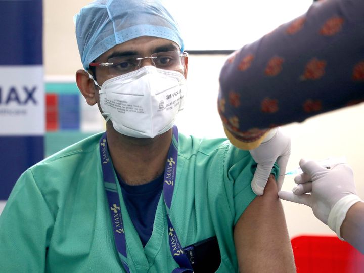 नई दिल्ली के कोरोना की वैक्सीन कोवीशील्ड की पहली डोज लगवाता हेल्थकेयर वर्कर। - Dainik Bhaskar