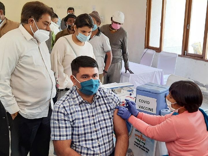 हरियाणा में गुड़गांव के सेक्टर 15 में म्यूनिसिपल कमिश्नर विनय प्रताप सिंह ने कोरोना वैक्सीन लगवाई। देश में महज 24 दिन में 60 लाख हेल्थ केयर और फ्रंटलाइन वर्कर्स को टीका लगाया जा चुका है। - Dainik Bhaskar