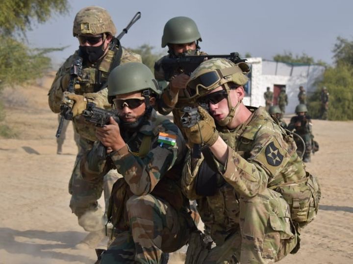 भारत व अमेरिका के संयुक्त युद्धाभ्यास में दोनों देशों के सैनिक एक साथ आतंकी पर निशाना साधते हुए। - Dainik Bhaskar