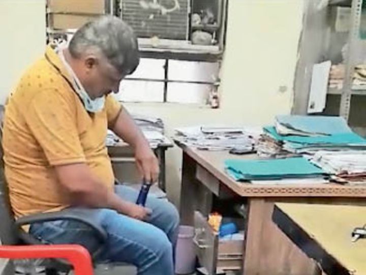 एमडीएमएच स्टोर में शराब पी रहा था नर्सिंगकर्मी, हटाया