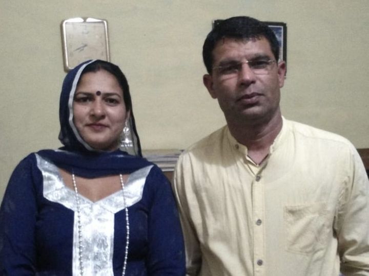 पत्नी सुनिता भाटी के साथ पति संदीप भाटी। जिन्होंने हादसे की आपबीती बताई। - Dainik Bhaskar