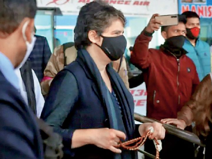प्रियंका देहरादून एयरपोर्ट पर रुद्राक्ष की माला हाथ में लिए दिखीं। मां शाकंभरी देवी मंदिर में पूजा भी की। - Dainik Bhaskar