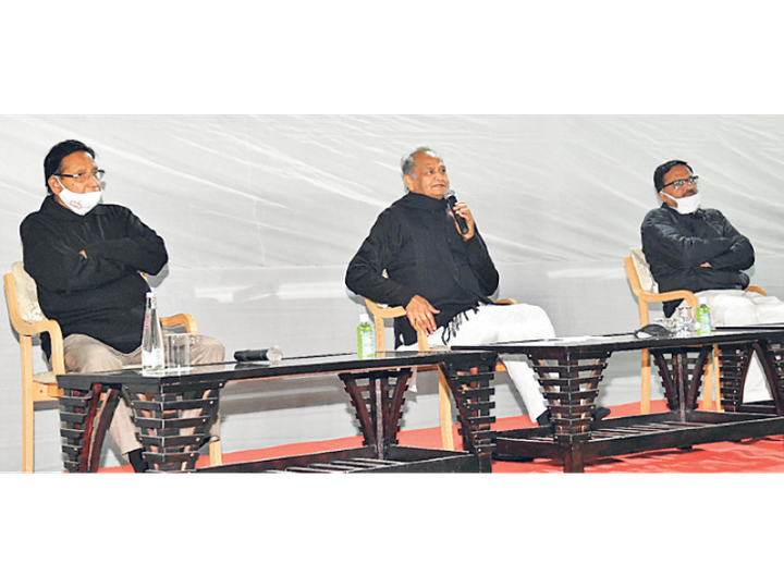 मुख्यमंत्री निवास पर विधायक दल की बैठक:सीएम गहलोत बोले- राहुल अकेले लड़ रहे हैं, हमें उनका साथ देना है