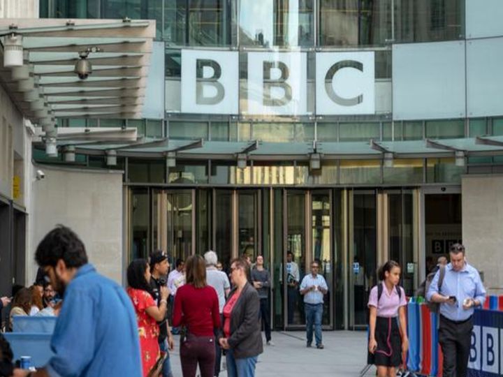 लंदन में BBC के ऑफिस के बाहर मौजूद लोग। चीन ने BBC को अपने देश में बैन कर दिया है। ब्रिटेन और चीन के बीच पिछले साल से ही हॉन्गकॉन्ग के अलावा दूसरे कुछ मुद्दों पर भी विवाद जारी हैं। - Dainik Bhaskar