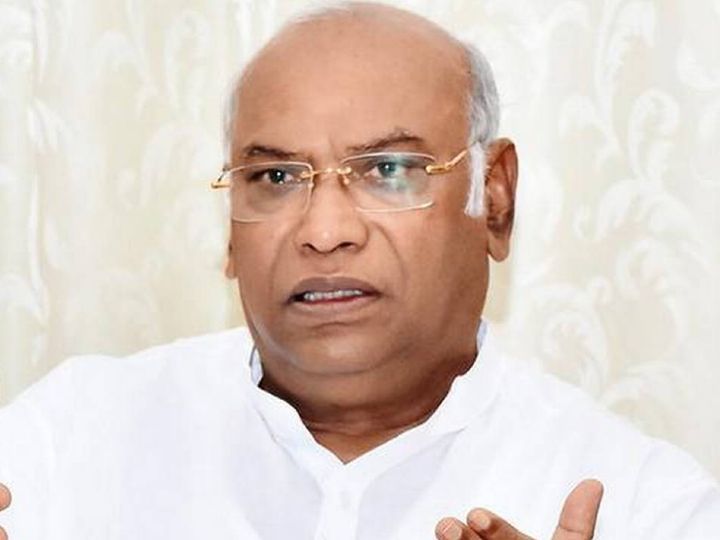 पिछली लोकसभा में कांग्रेस संसदीय दल के नेता रहे मल्लिकार्जुन खड़गे को अब राज्यसभा में गुलाब नबी आजाद की जगह विपक्ष का नेतृत्व करेंगे। (फाइल फोटो) - Dainik Bhaskar