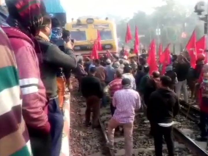 12 घंटे पश्चिम बंगाल बंद लेफ्ट और कांग्रेस कार्यकर्ताओं का बंगाल के कई जिलों में प्रदर्शन, रेलवे ट्रैक और सड़क ब्लॉक किया