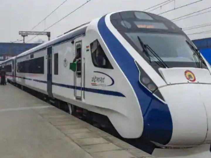 वंदे भारत एक्सप्रेस नई दिल्ली से वाराणसी तक का सफर 8 घंटे में कराती है। यह ट्रेन सोमवार और गुरुवार को छोड़कर सप्ताह में 5 दिन चलती है। - Dainik Bhaskar
