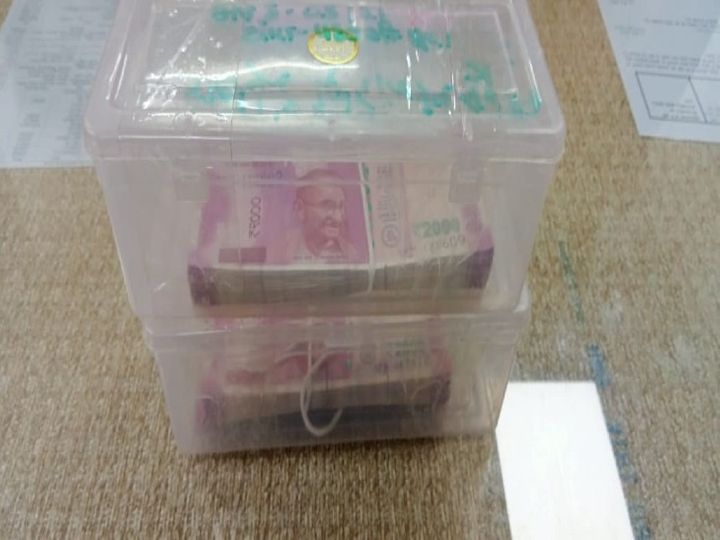 बॉक्स में रखे दो-दो हजार रुपए के नकली नोट, इनकी क्वालिटी इतनी हाई थी कि कुछ देर के लिए STF के अफसर  भी असली समझ बैठे। - Dainik Bhaskar