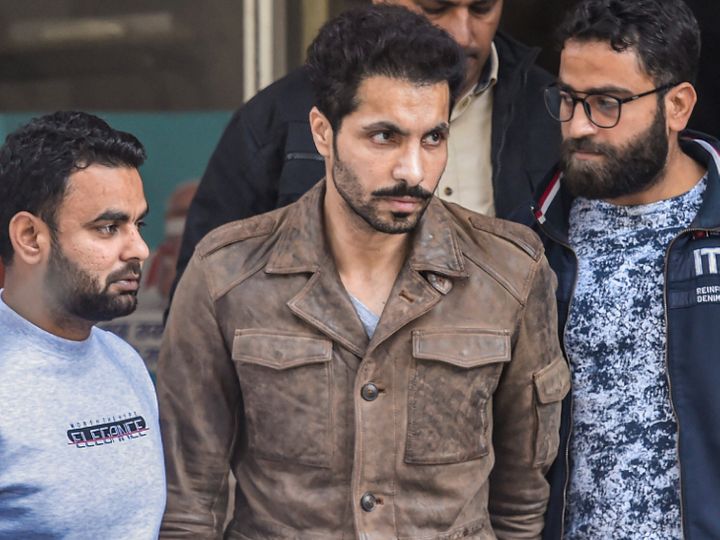 दिल्ली पुलिस की क्राइम ब्रांच ने शनिवार को लाल किले पर प्रदर्शनकारियों को उकसाने के आरोपी दीप सिद्धू से एक घंटे तक पूछताछ की। - Dainik Bhaskar