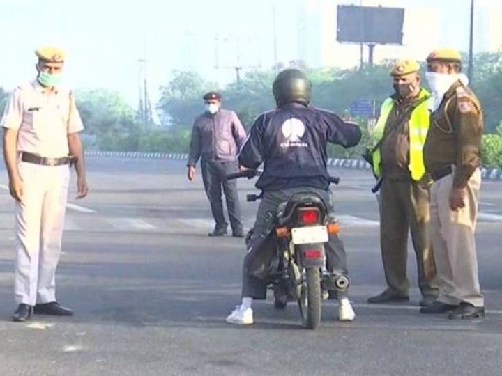कोरोना महामारी के बीच लगे लॉकडाउन में बिना किसी कारण के घर से बाहर निकलने पर, मास्क न लगाने जैसे नियम तोड़ने पर कार्रवाई हुई थी।- प्रतीकात्मक फोटो - Dainik Bhaskar