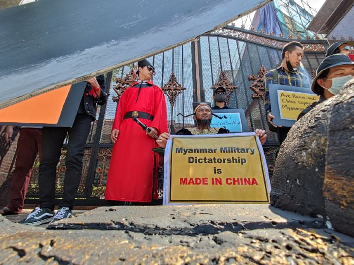 People protesting in front of China's Embassy in Yangon, Myanmar on Sunday. They allege that China conspired in the military coup in Myanmar. - Dainik Bhaskar
