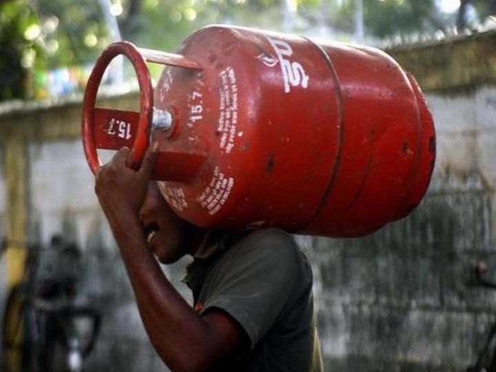 गैस सिलेंडर के दाम 4 फरवरी को 25 रुपए और 14 फरवरी को 50 रुपए बढ़ाए गए हैं। महज 10 दिन में गैस सिलेंडर 75 रुपए महंगा हो गया है। - Dainik Bhaskar