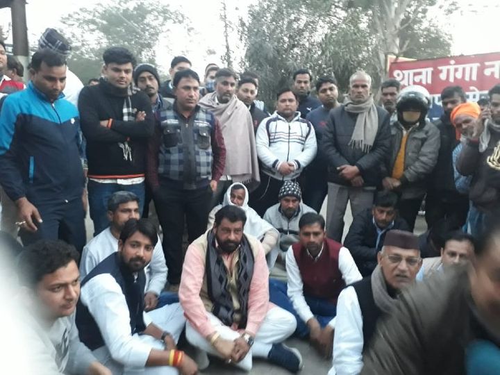यूपी के मेरठ में एक वकील के आत्महत्या करने के बाद साथी वकीलों ने जमकर हंगामा किया। - Dainik Bhaskar