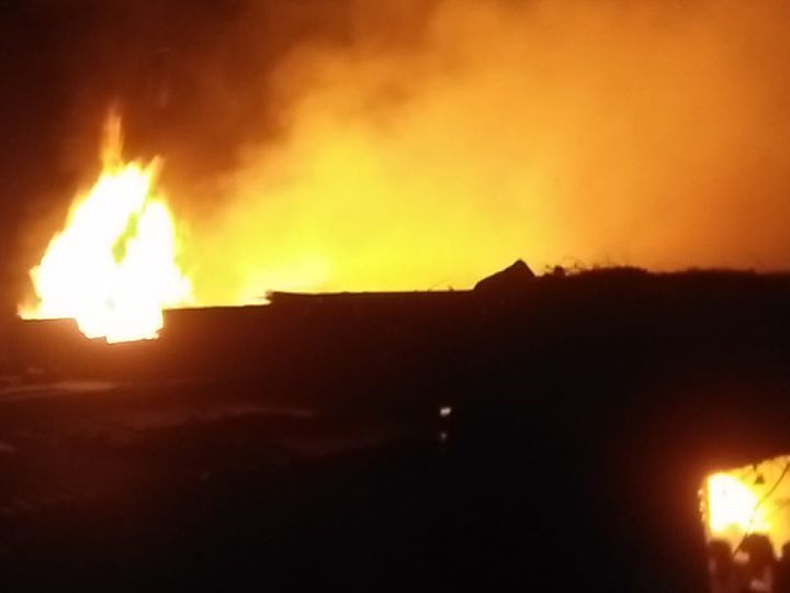 हैंडीक्राफ्ट वर्कशॉप में आग 15 लाख का फर्नीचर और मशीनें हुईं खाक, दमकल की दो गाड़ियां, पानी के 4 टैंकरों ने 3 घंटे में आग पर काबू पाया