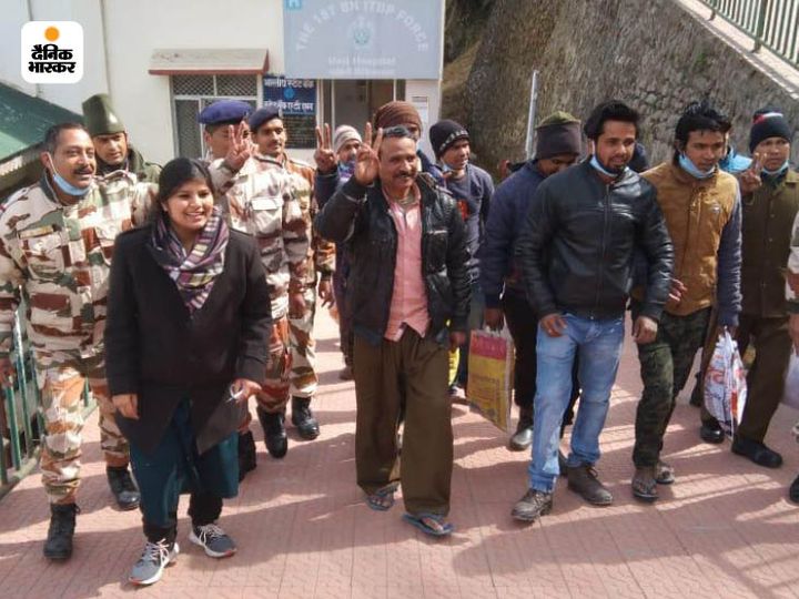 हॉस्पिटल से ठीक होकर जाते वे लोग, जो ऋषिगंगा में आई बाढ़ के कारण टनल में फंस गए थे। इलाज के साथ उन्हें मानसिक संबल देना उस समय बड़ी चुनौती थी। - Dainik Bhaskar