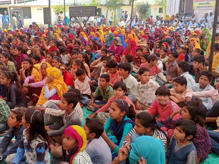 पद दंगल में नेताओं पर व्यंग्य बाण 'मोदी जी छोड़ अपनी मन मानी कूं, और कितनो निहाल करैगो अडानी, अम्बानी कूं, नोट बदल दिया, रेल बेच दी और टेलीफोन बेच दिया हाथा सूं'