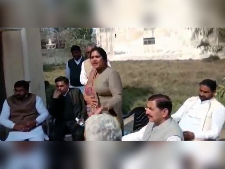 विद्या देवी हरियाणा के जींद में रविवार को कांग्रेस नेताओं से बातचीत कर रही थीं। इसी दौरान उन्होंने यह बयान दिया। बाद में उनका वीडियो सोशल मीडिया पर वायरल हो गया। - Dainik Bhaskar