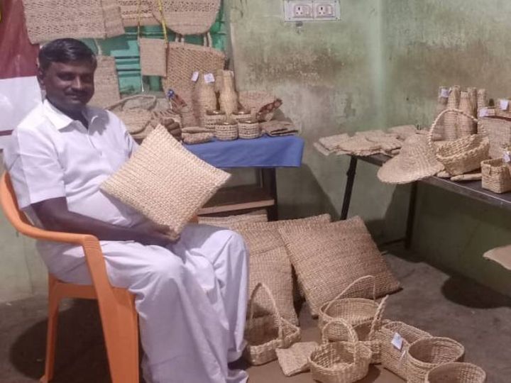 तमिलनाडु के मदुरै में रहने वाले मुरुगेसन केले के वेस्ट से इको फ्रैंडली प्रोडक्ट तैयार कर रहे हैं। - Dainik Bhaskar
