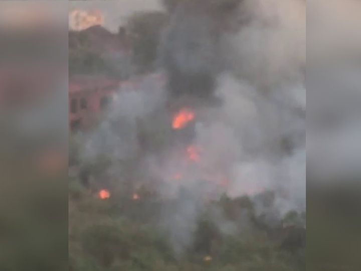 आग से पूरे इलाके के गहरा काला धुंआ फैल गया है। - Dainik Bhaskar