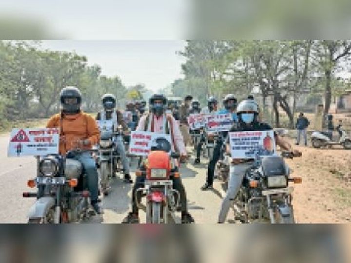 जागरुकता अभियान बाइक रैली निकाल किया आमजन को जागरूक, रिफ्लेक्टर भी लगाए