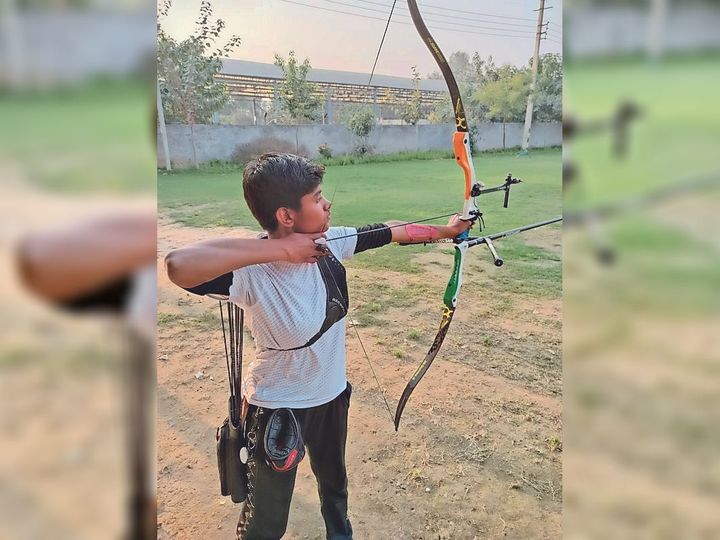 तीरंदाजी मेंं निशाना लगाती दीपशिखा। - Dainik Bhaskar