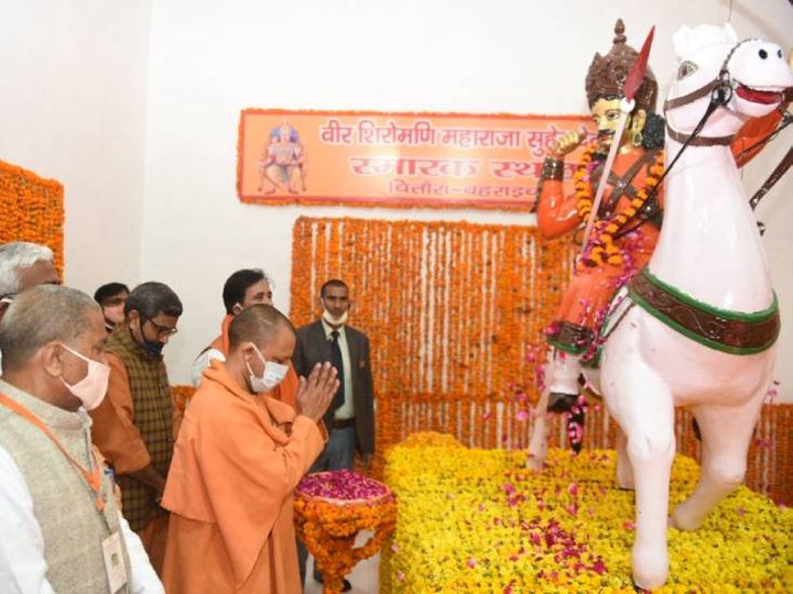बहराइच में चित्तौरा झील तट पर स्थित महाराजा सुहेलदेव प्रतिमा को नमन करते मुख्यमंत्री योगी आदित्यनाथ। - Dainik Bhaskar