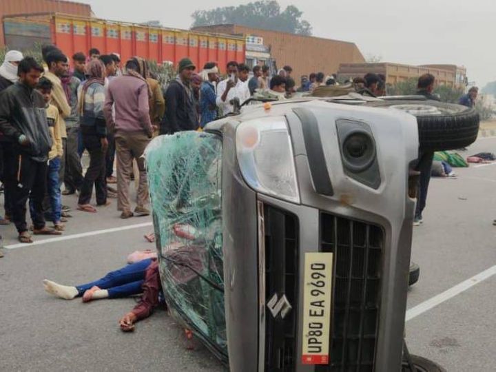 हादसे के बाद हाइवे पर पलटी कार। - Dainik Bhaskar