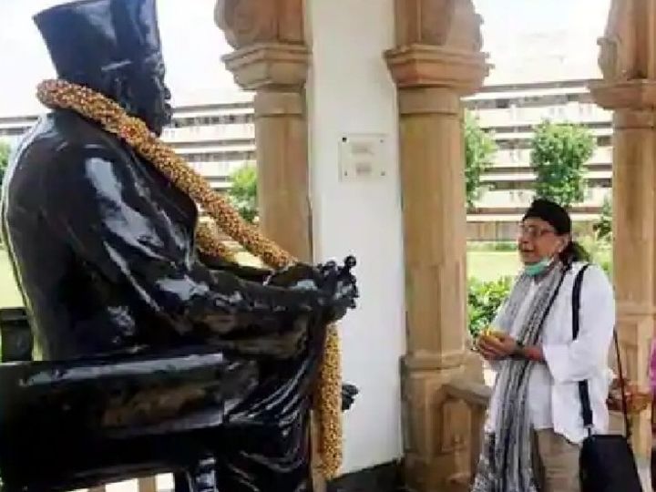 फोटो अक्टूबर 2019 की है। मिथुन नागपुर पहुंचे थे। यहां उन्होंने संघ कार्यालय में डॉ. हेडगेवार की प्रतिमा पर पुष्प अर्पित किया था। - Dainik Bhaskar