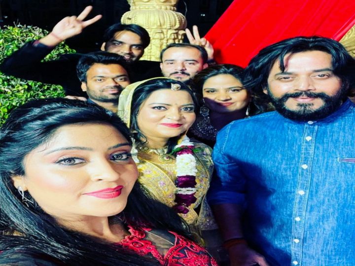 भोजपुरी अभिनेत्री शुभी शर्मा की बहन की शादी समारोह में परिवार के साथ एक्टर व सांसद रविकिशन। शुभी ने सोशल मीडिया पर भी यह सेल्फी फोटो शेयर की है। - Dainik Bhaskar