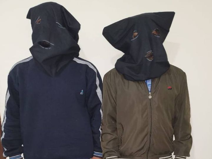 दोनों आरोपियों को मंगलवार शाम लखनऊ में कुकरैल बंधे के पास से गिरफ्तार किया गया था। इनके पास से विस्फोटक सामग्री भी बरामद हुई थी। - Dainik Bhaskar