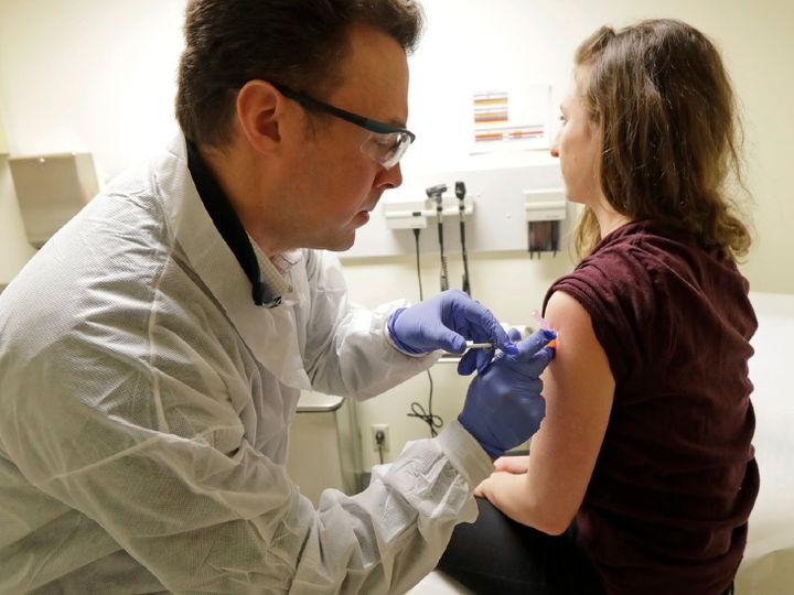 Woman performing vaccination in a hospital in Washington. According to UN Secretary-General Antonio Guterres, there are 130 countries in the world that have not reached a single dose of the Kovid-19 vaccine. He said - 75% vaccination has been done in 10 countries. (File) - Dainik Bhaskar