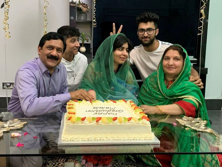 फोटो 19 जून 2020 की है। तब मलाला ने लंदन में ऑक्सफोर्ड यूनिवर्सिटी से ग्रेजुएशन पूरा किया था और परिवार के साथ इसका जन्म केक काटकर मनाया था। - Dainik Bhaskar