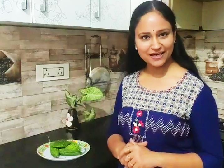 याचना बंसल दिल्ली के एक प्राइवेट स्कूल में टीचर हैं, साल 2018 में उन्होंने घर से ही अचार बनाने की शुरुआत की थी। - Dainik Bhaskar
