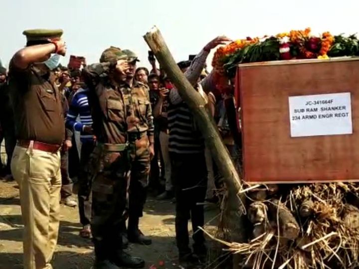 रायबरेली में सुबेदार रामशंकर द्विवेदी के पार्थिव शरीर को नमन करते उनके सेना की वर्दी में दोनों बेटे। - Dainik Bhaskar