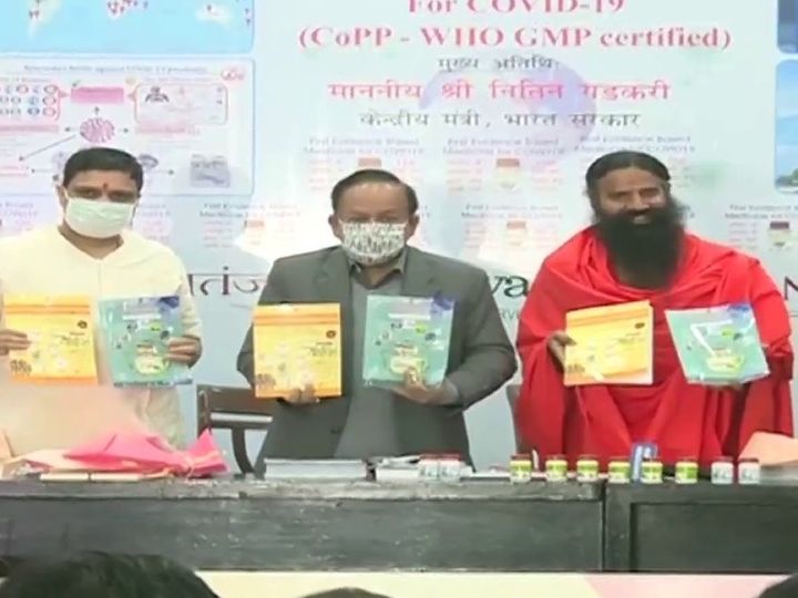 बाबा रामदेव ने हेल्थ मिनिस्टर डॉ. हर्षवर्धन की मौजूदगी में कोरोना की फर्स्ट एविडेंस बेस्ड मेडिसिन पर साइंटिफिक रिसर्च पेपर पेश भी किया। - Dainik Bhaskar