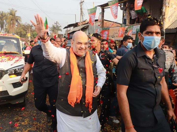 फोटो गुरुवार की है। बंगाल दौरे पर पहुंचे गृह मंत्री अमित शाह ने रोड शो किया। - Dainik Bhaskar