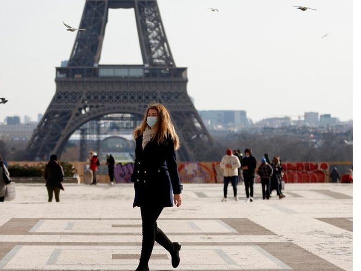 On February 11, the woman passed in front of the Eiffel Tower in Paris. In France this week, the number of infected people has risen sharply. The government has mandated mask, but has refused to take strict measures like lockdown. - Dainik Bhaskar