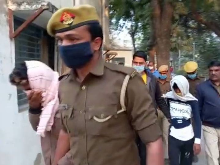 दोनों आरोपियों को अपनी कस्टडी में लेकर जाती पुलिस। - Dainik Bhaskar