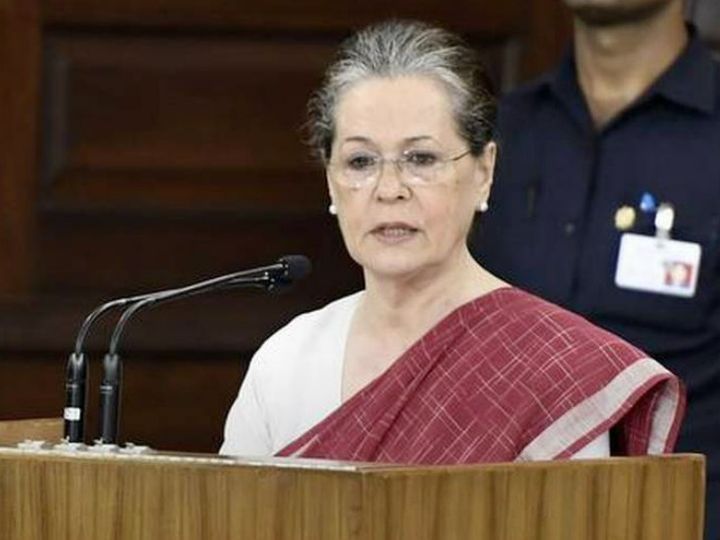 सोनिया गांधी ने कहा कि जल्द से जल्द तेल की कीमतों में की गई बढ़ोतरी को वापस लिया जाए और देश की आम जनता को राहत दी जाए। - Dainik Bhaskar
