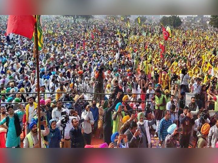बरनाला की अनाज मंडी में किसान-मजदूर एकता महारैली में उमड़ी इलाके के लोगों की भीड़, जिसमें बड़ी संख्या में महिलाएं शामिल रही। - Dainik Bhaskar