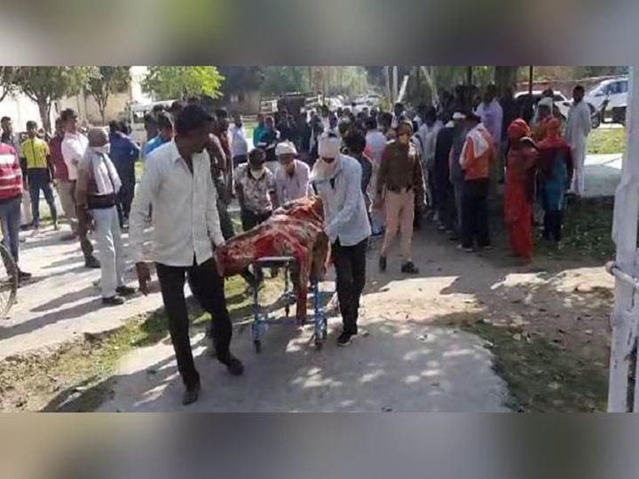 झज्जर में हादसे के बाद मृतक का शव लेने पहुंचे परिजन। - Dainik Bhaskar