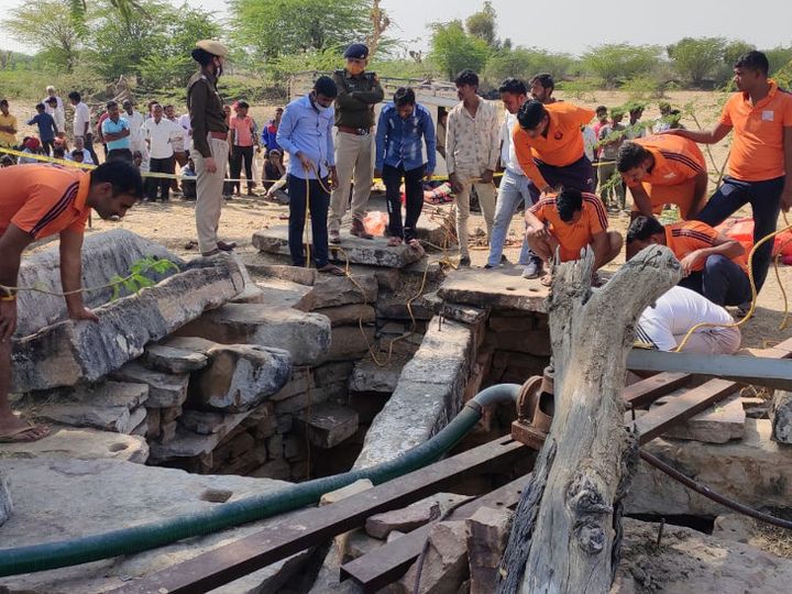 कुआं 115 फीट गहरा है, ऐसे में जोधपुर और पाली जिले से टीम शवों को निकालने पहुंची। - Dainik Bhaskar